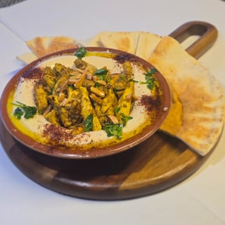 Hummus With Chicken And Bread